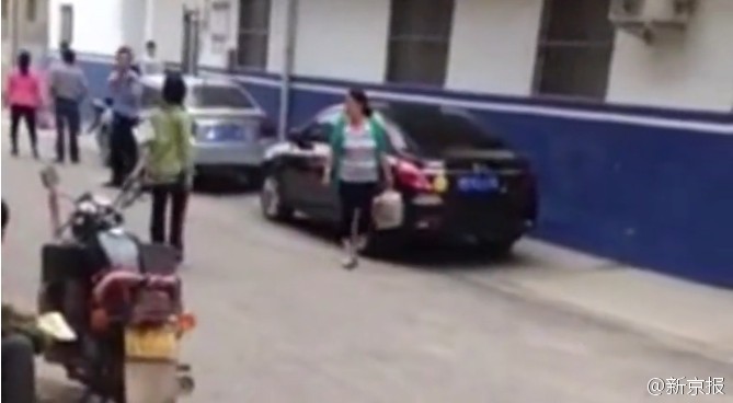 警方称，一名男子在柏林大屠杀纪念馆被刺伤，伤势严重